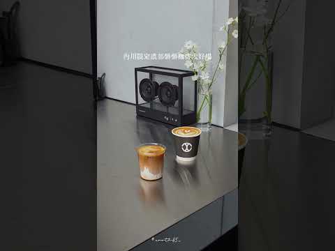 九份人氣咖啡 CHLIV 悄悄在台北信義開新店了！延續招牌黑色風格，空間低調有質感，整體氛圍很舒服。