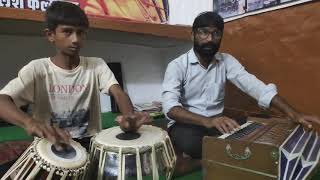 भारतीय संगीत कला केंद्र का विद्यार्थी यमन कल्याणा तबले पर ताल तीन ताल का रियाज करते हुए