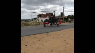 Helicóptero com motor de Fusca e peças de carro velho no RN.