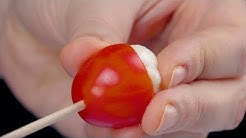 Enfie o espeto no tomate. Isto será uma decoração deliciosa!