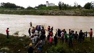 Warga Salubiro Evakuasi Mobil Terseret Arus Sungai