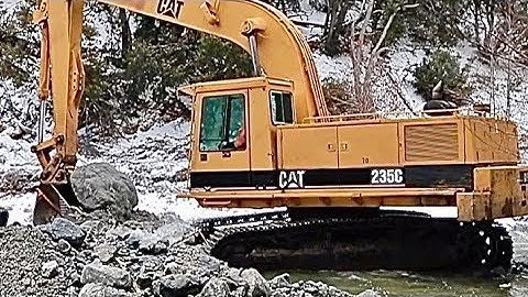 CAT 235C Boulder drop