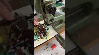 Pose Dœillets Metal Sur Faire-Part De Mariage