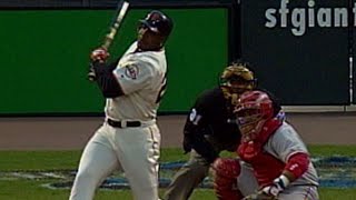 Bonds hits an RBI double in the 1st