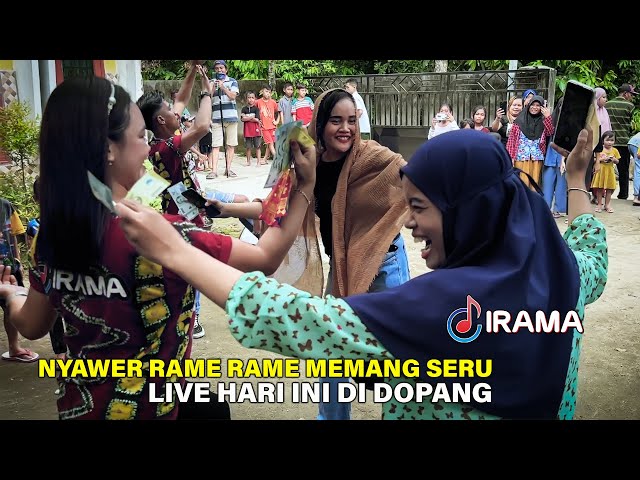 Warga Dopang Tak Mau Ketinggalan Nyawer Sambil Bergoyang Bareng Dancer Musik Jalanan Irama Dopang class=