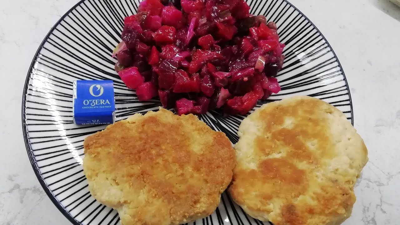 АСМР-ИТИНГ 😋 Куриные котлеты, винегрет и кусочек шоколадки 