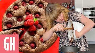 Briony may williams of the great british bakeoff and bakes, shows us
how to bake this easy, delicious flourless chocolate tart. so quick
easy,...