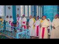 Les 10 évêques Du Bénin Enlèvent La Mitre Avant De Baiser L Autel à La Cathédrale De Porto Novo