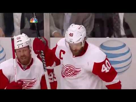 Photo: The Flyers watch a replay during the 2010 Stanley Cup Final -  PHI20100602314 