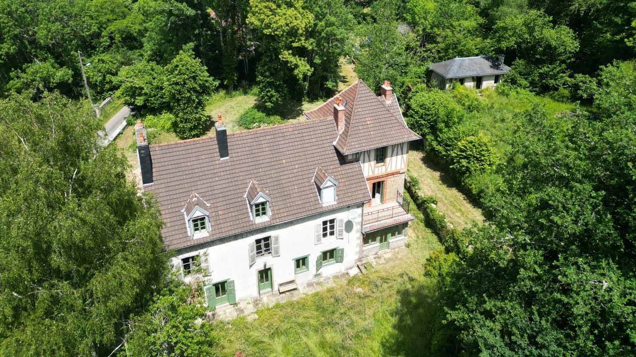 449,000€. Beautiful renovated country manor house with second house and 4 hectares of woodland