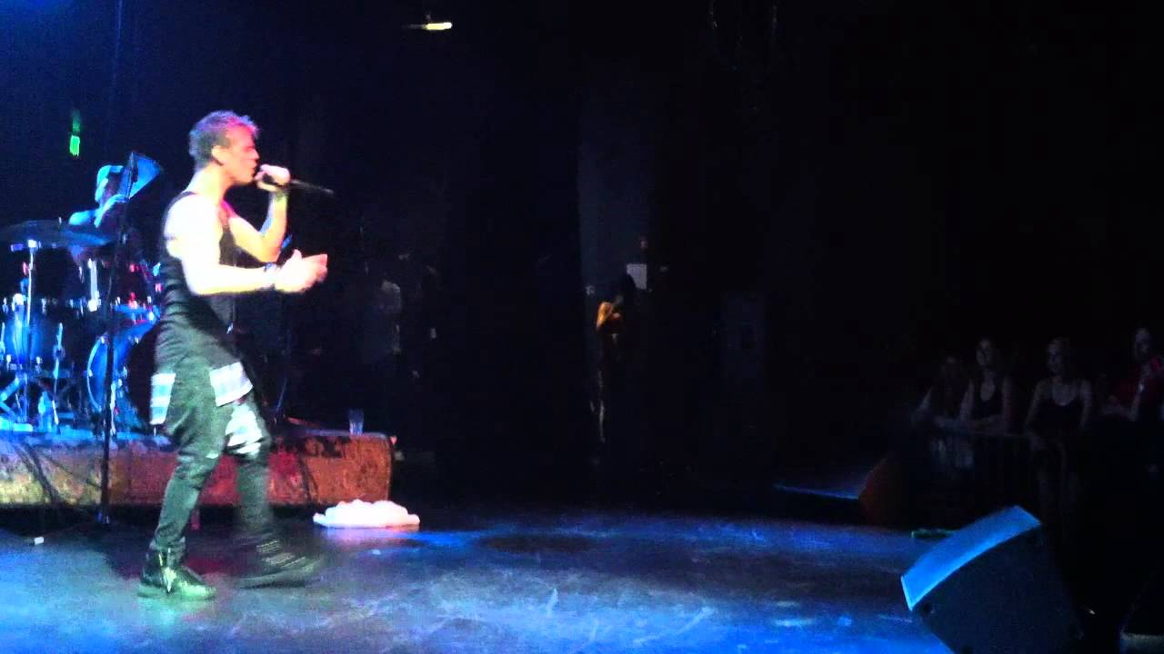 Aaron Carter singing 