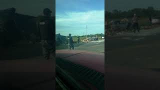 Primero chaco. Campo largo: auto quedó sepultado bajo una carga de azúcar tras el choque del camión