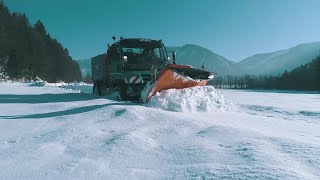 Winterdienst Mit Dem Unimog U 530. Räumen, Streuen, Transportieren.