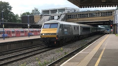 Chiltern Railways 82302 + 68010 ‘Oxford Flyer’ pass West Ruislip [2021]