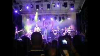 Video thumbnail of "Elio e le Storie Tese - Pilipino rock (live in Taranto)"