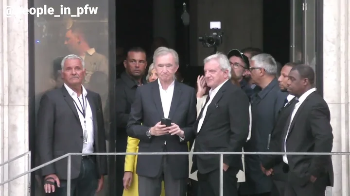 Bernard Arnault & Sidney Toledano waiting for Taehyung 뷔 & Lisa 리사 @ Celine Menswear show - 26.06.22 - DayDayNews