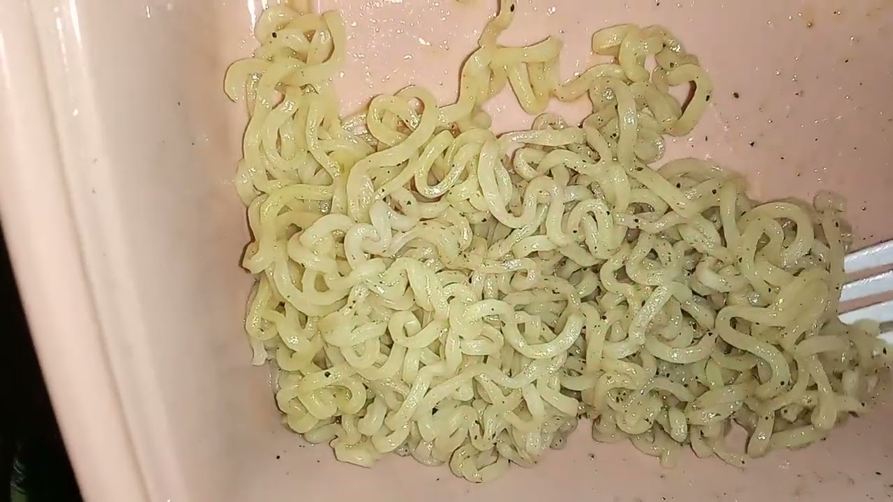 Eating chicken maruchan noodles with black pepper 😋 and tasting a popsicle/slurping sounds ⚠️