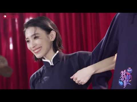 #我们的歌中式全家福 @戴佩妮  @摩登兄弟刘宇宁  歌声穿破黑夜，成为夜空最闪亮的“星”。今晚20:58  ，锁定东方卫视 #我们的歌，和“宇妮走天下”一起用歌声点亮舞台#我们的歌3
