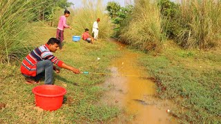 Fishing Video || Fishermen are fishing with hooks in the village canal || Excellent hook fishing
