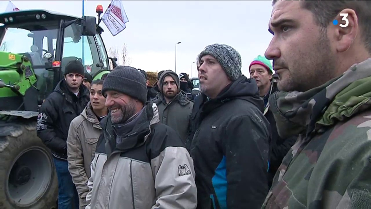 Action des agriculteurs sur l'A62 à Montauban