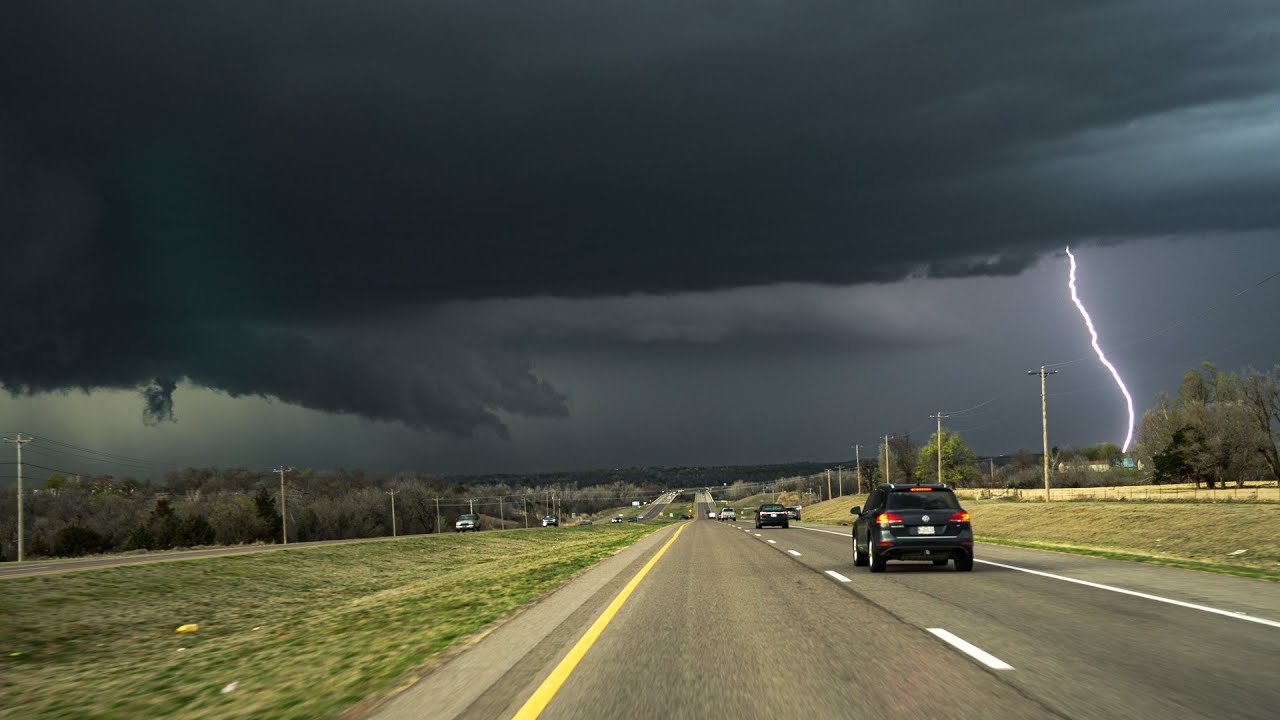 Tornado Producing Supercell Heads Straight for Oklahoma City - YouTube