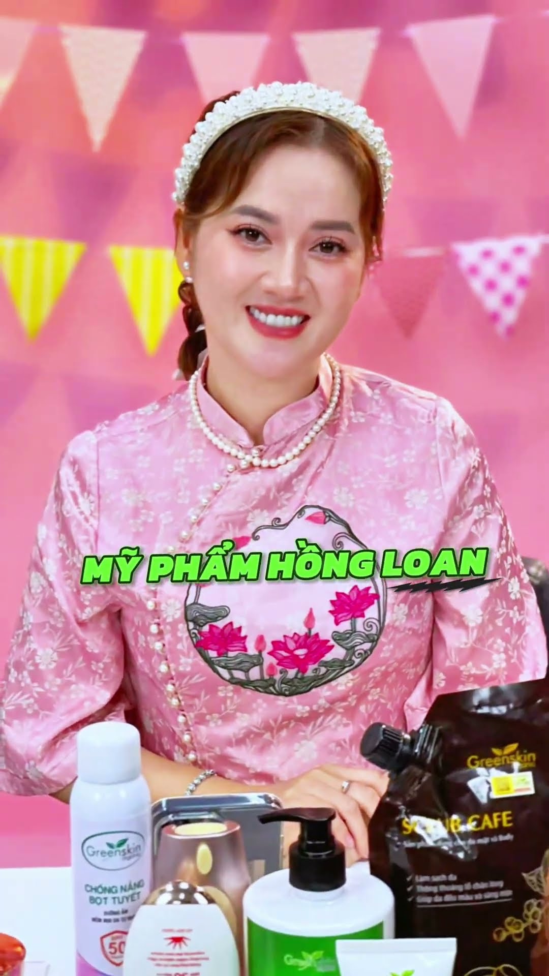 Ê hề ê hê trên Mega Live của cô Móm