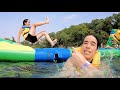 QUEM CAIU MAIS? AVENTURA NO PARQUE AQUÁTICO GIGANTE! ★ Muita Diversão no Lago com a Mamãe Fabi