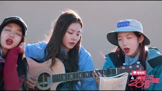 【火箭少女101紫宁Winnie_小视频】火箭少女101团综《横冲直撞20岁》相关花絮 紫宁、孟美岐超好听沙漠吉他弹唱!