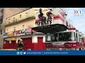 Bomberos del Distrito Nacional intentan sofocar incendio en fábrica de papel en Villa Juana.