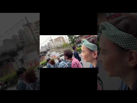 恵比寿駅前で神輿が練り歩く