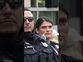 Här släpper Trump bajs på demonstranterna