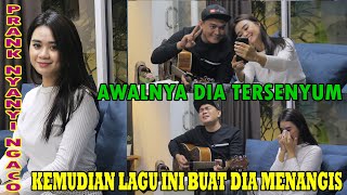 AWALNYA DIA TERSENYUM KEMUDIAN LAGU INI BUAT DIA MENANGIS | PRANK NYANYI NGACO !!!