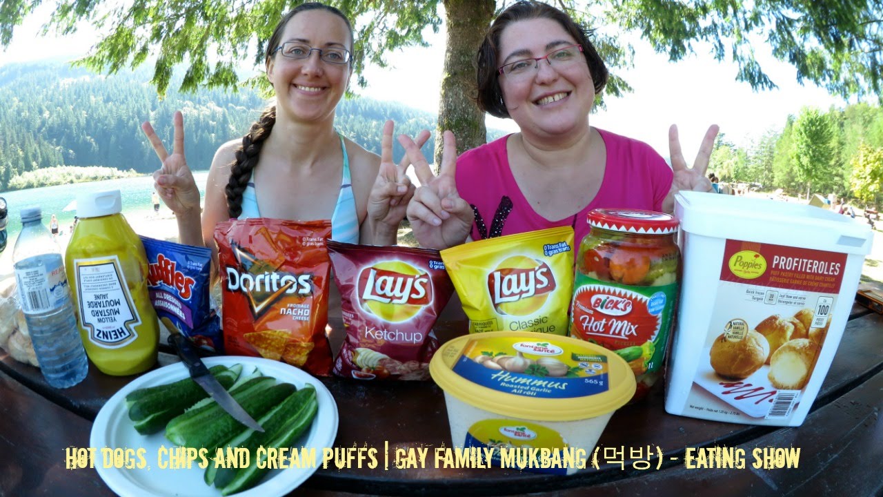 Хот-доги, чипсы и пирожные с кремом | Gay Family Mukbang (먹방) — шоу о еде