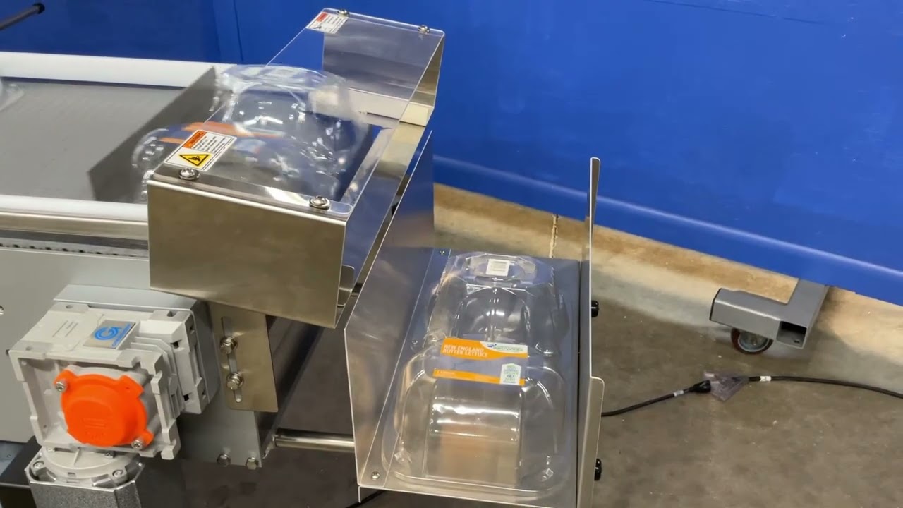 Model 640S Custom Clamshell Labeling Solution – Dual Applicators in Action