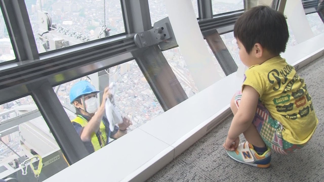 開業3年に向け窓ふき 東京スカイツリーで報道陣に公開 - YouTube