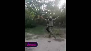 Боец из Калмыкии перед боем танцует свой традиционный танец храброго бойца: вот это-по нашему!!!