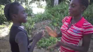 Grace et Maria -  Jeu de mains - (Ouesso - Congo)