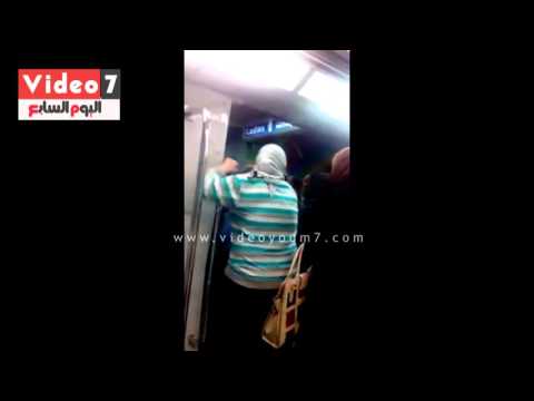 بالفيديو سيدتان تعطلان المترو لاقتحام رجال عربة السيدات