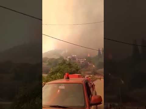 Μεγάλος κίνδυνος στην Άνω Μεσσηνία - Καίγονται σπίτια στο Καρνάσι