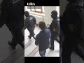 Megpróbáltuk kérdezni Schadlt Rogán Antalról, közölte, hogy ő nem közszereplő, ezért ne videózzuk.