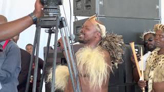 Izibongo Zenkosi Isilo Misuzulu  Inyosi Yesilo as The King  Misuzulu Seats Down