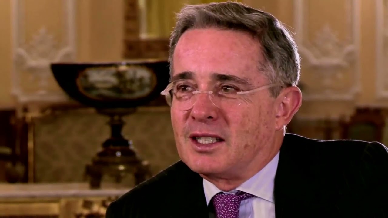 Biografía de Álvaro Uribe Vélez | The Biography Channel | Mazdoc