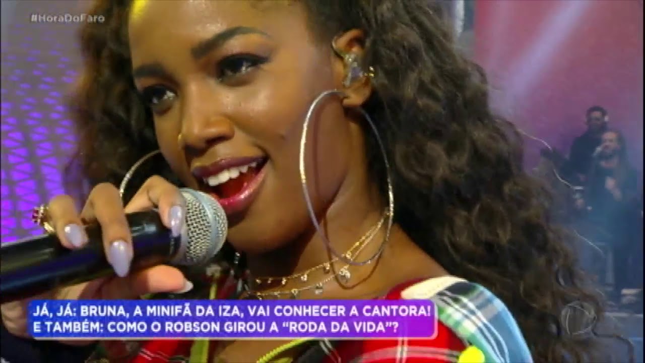 Iza canta Dona de Mim no palco do Hora do Faro