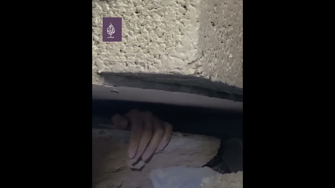 أحياءٌ تحت أنقاض المنازل في مخيم جباليا