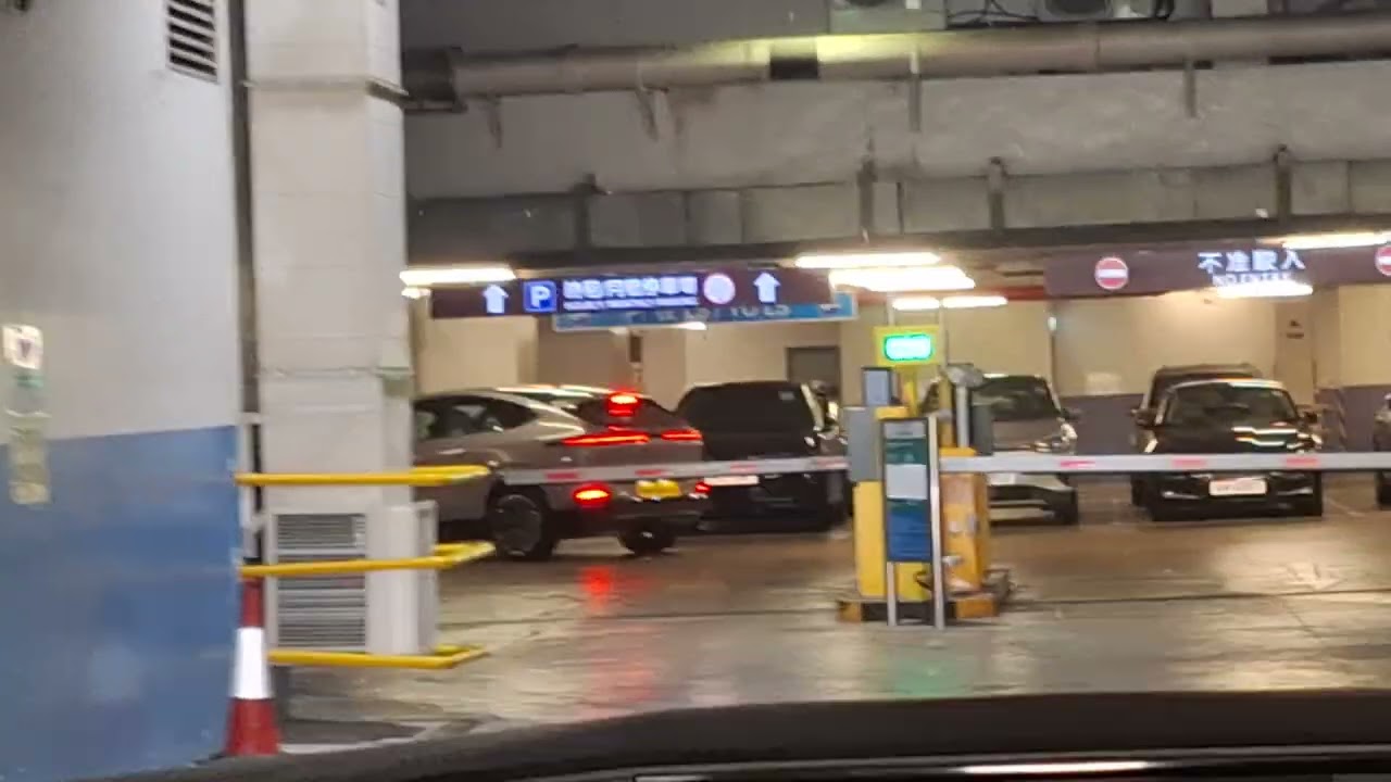 紅綠燈左轉往迴旋處讓路往紅磡置富都會1期停車場入L5樓