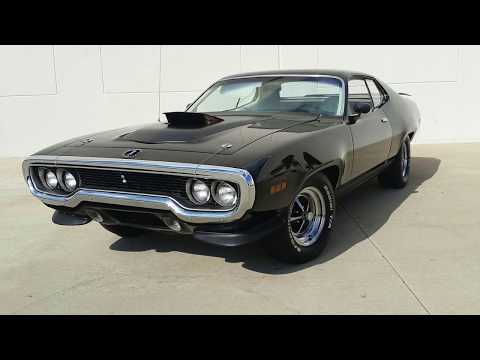 Clash of the Classics - 1971 Plymouth Roadrunner vs. 1971 Chevrolet Chevelle