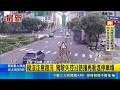 直擊新北車禍現場！大貨車煞不住衝上分隔島 撞斷路樹再暴衝進停車場｜三立新聞LIVE