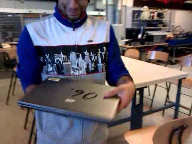 Bild från Kille snurrar en laptop på sitt finger som en basketboll