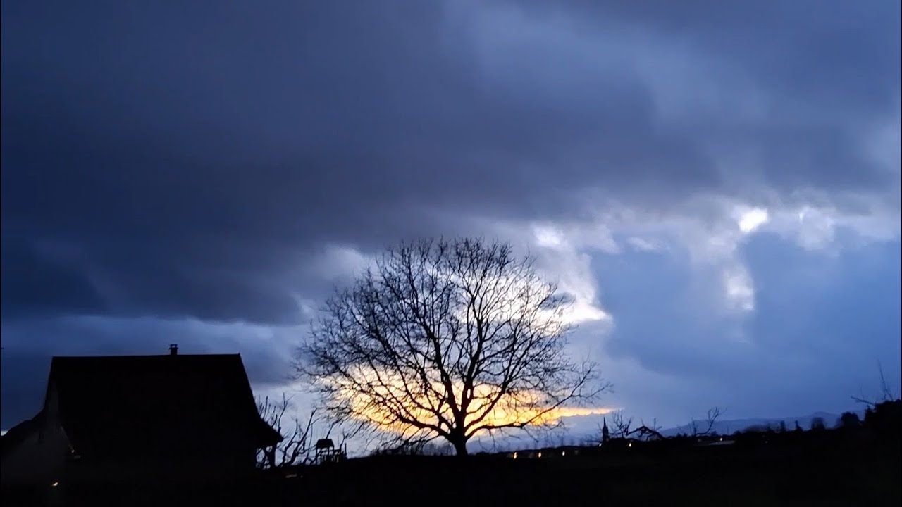 😲! Beautiful sky at dusk (Alsace 🇨🇵)/Schöne Wolken vor der Nacht (Elsaß 🇨🇵)/ Beau ciel au crépuscule