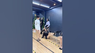 Thử thách tạo dáng với ghế trong vòng 3s. Ai có dáng ấn tượng nhất đây ạ? 🥰